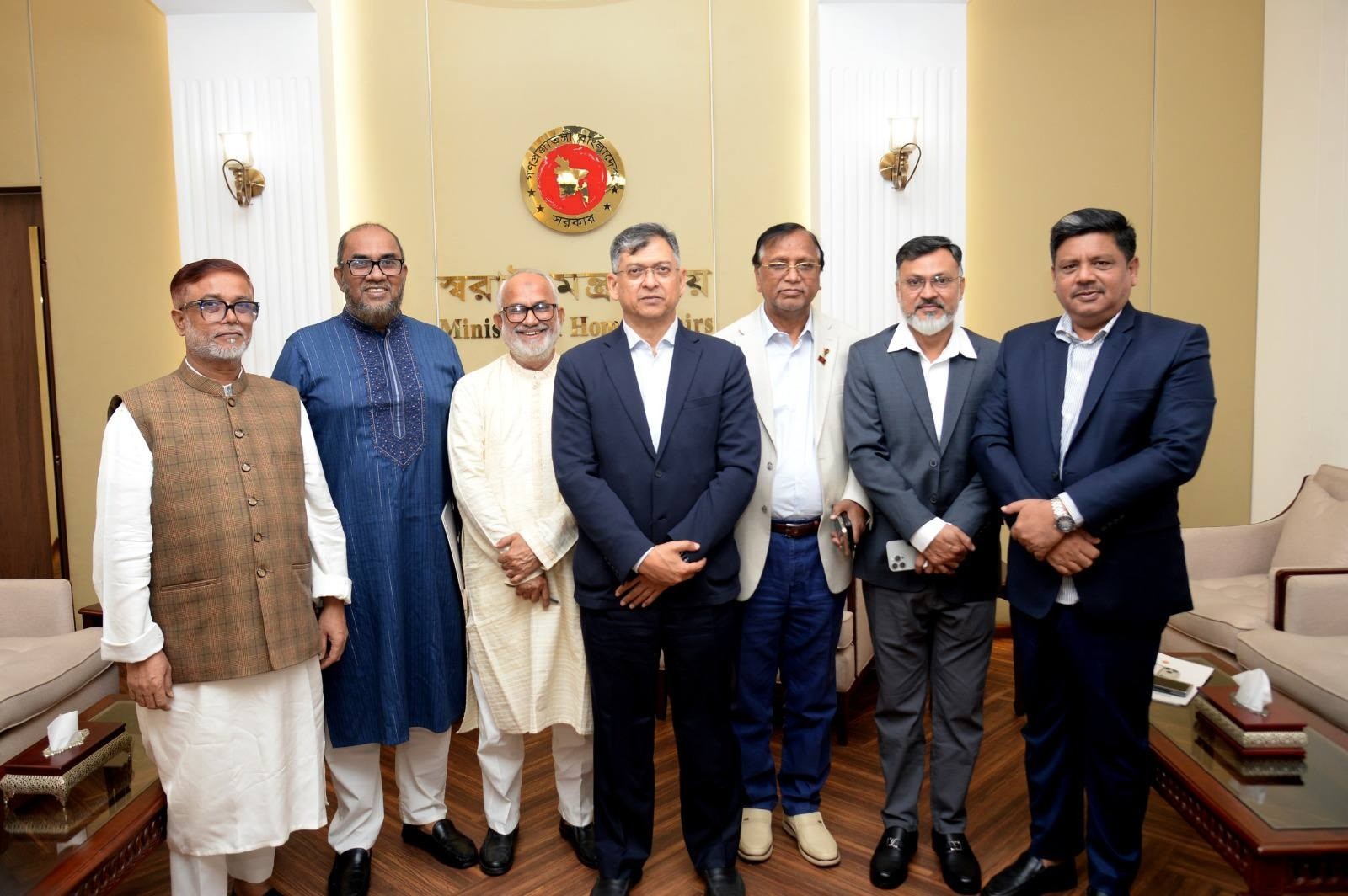 স্বরাষ্ট্রমন্ত্রীর সঙ্গে নবনিযুক্ত ছয় সিটি প্রশাসকের সৌজন্য সাক্ষাৎ